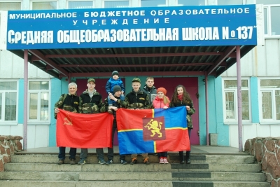 на крыльце школы перед отъездом